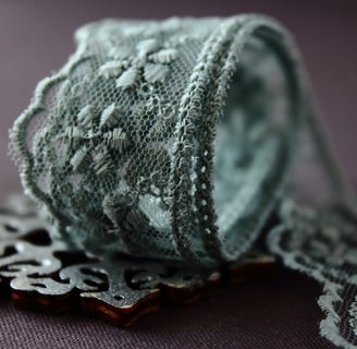 Rongzhiyue: Green lace close-up