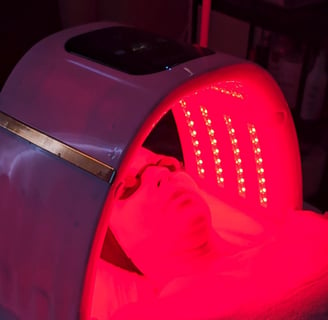 detalhe de uma mulher deitada em uma marquesa recebendo tratamento facial de LED Terapia