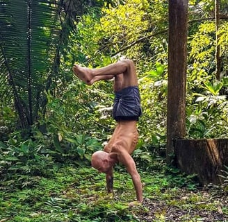 devon bennet profile pic doing a handstand
