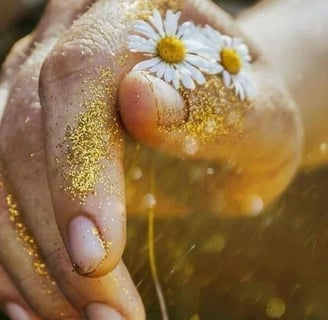Main recouverte d'or avec une fleur magnifique