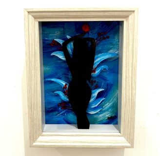 Ilona Paris tableau en diorama de douce relique, une silouhette de femme sur fond bleu