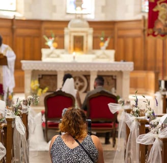 Vidéaste de mariage en plein tournage pendant la cérémonie