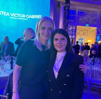 Alina Gorghiu (stânga) și Roxana Pălășan (drepta) la congresul PNL