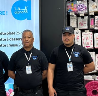 Dispositif de sécurité Celya Inter Pro déployé devant une enseigne Alpha55 dans un centre commercial