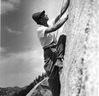 a man climbing a rock face eski zamanlarda kaya tırmanışı 