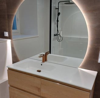 Grand meuble avec simple vasque déporté et un miroir rétroéclairé