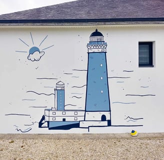 Peinture murale phare sur mur extérieur de maison