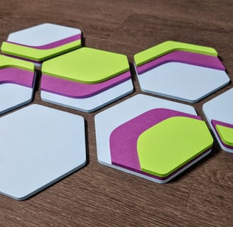 Arte modulare minimalista. Esagoni disposti a nido d'ape, ispirati dalle isoipse topografiche