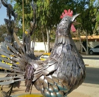 Sculptures métalliques d’un coq, créées à partir de pièces de récupération