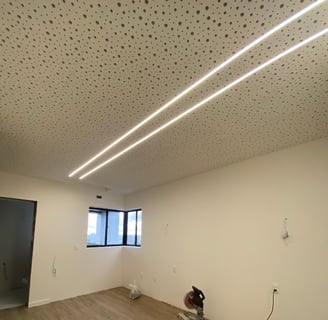 Forro acústico Cleaneo em quarto para tratamento de acústico, realizado pela Nattú Engenharia