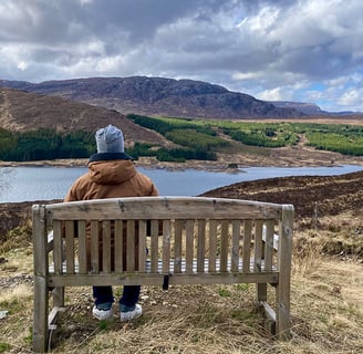 Le Lord contemplant ses terres écossaises à Glencoe