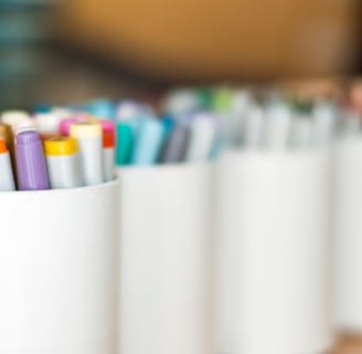 Farbstifte und Farbmarker in Boxen
