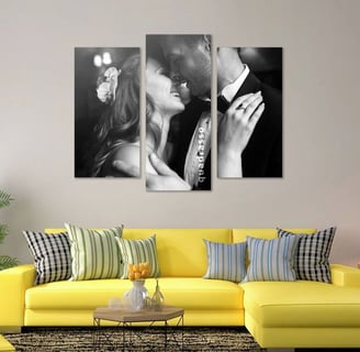 Tablou triptic personalizat – sărut romantic în alb-negru pe pânză, canvas de cuplu