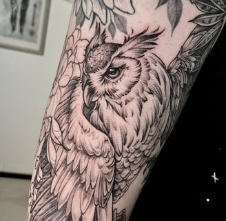 kaunis fineline tatuointi pöllö