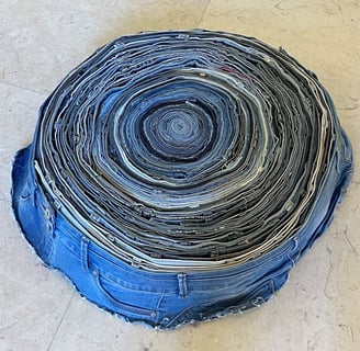 une oeuvre d'art faite aves des chutes de jean découpées