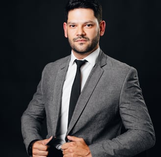 Imagem do Doutor Raphael Brandão de terno