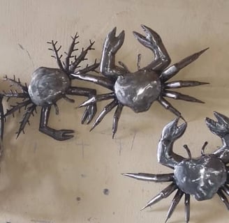 Crabes décoratifs en métal recyclé, sculptures détaillées fabriquées artisanalement