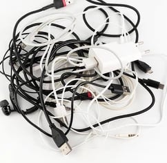 Organiza Tus Cables con Este Truco Casero y Barato