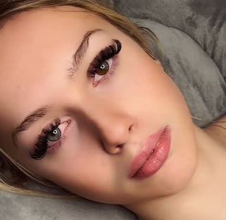 alt="before and after lash extension results"