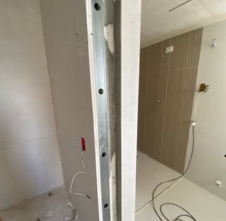 Contra parede instalada em sistema drywall com chapa dupla para tratamento de isolamento acústico 