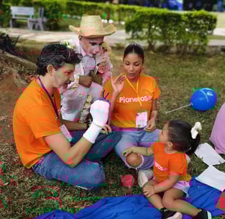 Padres con su hija y un actor en día de la familia organizado por Ukelele Jardón Infantil