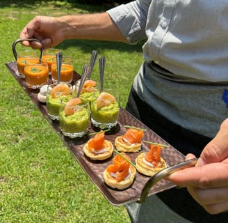 Cóctel de Gazpacho, Champiñones rellenos, Guacamole con camarón salteado y Gravlax de salmón sobre b