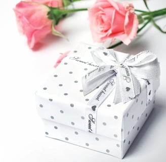 Rongzhiyue: white with sweet heart ribbons for gift wrap