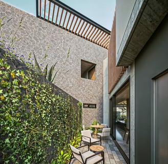 terraza de casa con materiales de piedra, concreto y piedra