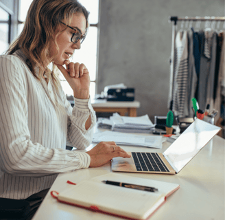 women surfing laptop