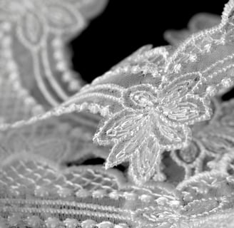 Rongzhiyue: White lace detail