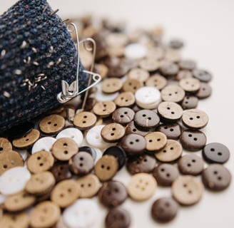 Rongzhiyue: Buttons and pincushion
