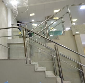 guarda corpo em aço inox e vidro laminado