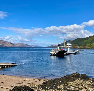 Corran Ferry et a route qui termine dans le Loch