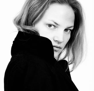 Portrait jeune femme en noir et blanc
