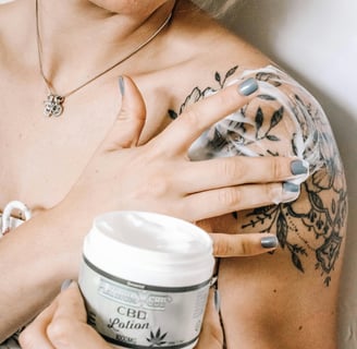 Foto de Laryssa Suaid: https://www.pexels.com/pt-br/foto/mulher-colocando-locao-na-pele-3617012/