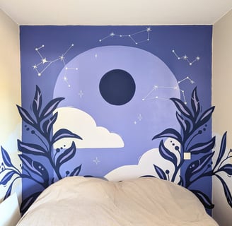Fresque ambiance nuit avec la lune, des nuages et des constellations dans un thème bleu et violet