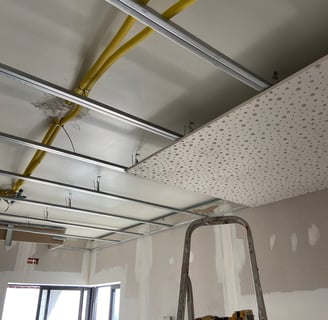 Instalação de forro Cleaneo em ambiente interno para tratamento acústico de reverberação interna