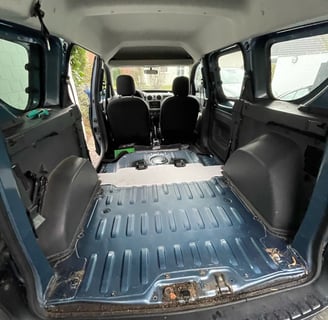 leerer Innenraum des Dacia Dokkers bereit für den DIY Mini Camper Ausbau der Teppich wurde entfernt