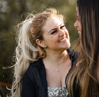 frau glücklich lacht