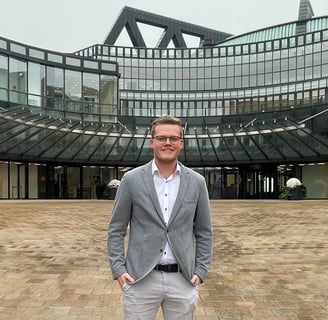 Benjamin Freytag vor dem Landtag