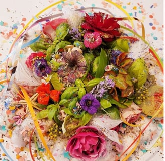 a plate of flowers on a table Despacho