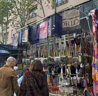 Diferentes puestos de carteras en el Rastro