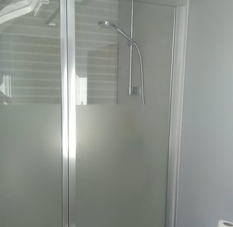 Douche dans une pièce mansardé, paroi fixe avec volet mobile