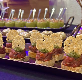 Tártaro de res con pesto casero y tuille de parmesano