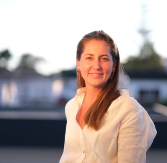 Photo d’Aliénor Crépin, fondatrice de HOJE STUDIO, une agence de design d’intérieur.