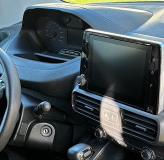 Le poste conducteur d'une voiture après une prestation de lavage intérieur à Toulouse