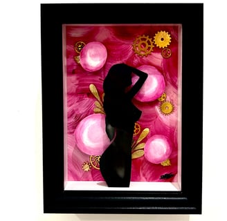 Ilona Paris tableau en diorama de rose moteur, une silouhette de femme sur fond rose