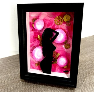Ilona Paris tableau en diorama de rose moteur, une silouhette de femme sur fond rose