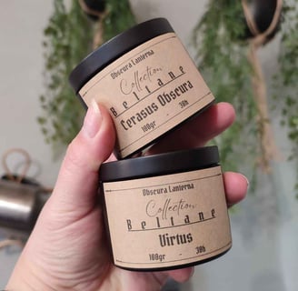 Deux bougies de 100gr dans une boite en métal noir avec une étiquette couleur kraft