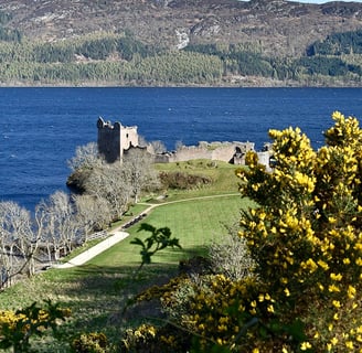 Château d'Urquhart vue du haut avec le Loch Ness en contrebas